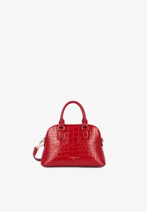 Petit sac à main en cuir rouge brillant avec texture crocodile, deux poignées, une bandoulière et logo Lancaster Paris doré à l’avant.