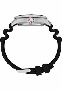 Montre analogique avec un boîtier en acier inoxydable, un bracelet en caoutchouc noir au design ondulé, et une couronne avec un accent rouge.