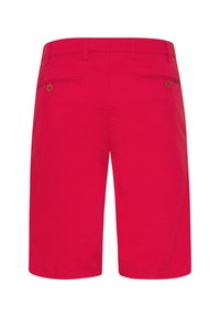 Rode shorts met een gladde textuur, rechte snit en een platte voorkant. Voorzien van twee achterzakken met knoopsluitingen.