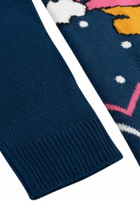 Maniche di un maglione lavorato a maglia di colore navy con motivi colorati, inclusi dettagli rosa e gialli, con polsini a coste e una superficie texture.