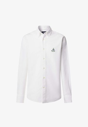 Camicia bianca a maniche lunghe con colletto, caratterizzata da un piccolo logo ricamato verde scuro sul lato sinistro del petto e bottoni beige lungo la parte frontale.
