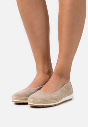 Ballerines en suède beige clair avec un bout rond, accent en jute tressé sur le bord et semelle en caoutchouc blanche. Design minimaliste.