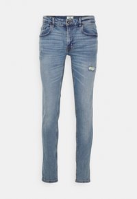 Jeans de mezclilla azul desgastados con un corte slim, ligeras desgastes en el muslo izquierdo, cinco bolsillos y cierre clásico de botón y cremallera.