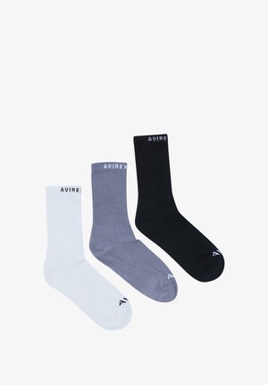Drei Paar Socken: ein weißes, ein graues mit geripptem Muster und ein schwarzes. Jedes hat ein weißes "AVIREX"-Logo am Bund.