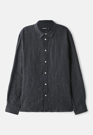 Camisa de lino gris oscuro de manga larga con cuello abotonado, presenta un placket frontal con botones blancos y un corte relajado.