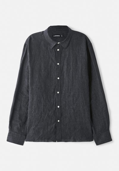 Dunkelgraues Leinenhemd mit langen Ärmeln und einem Button-down-Kragen, ausgestattet mit einer vorderen Knopfleiste mit weißen Knöpfen und einem entspannten Schnitt.
