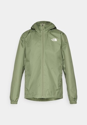 Olivgrüne wasserdichte Jacke mit Kapuze, Frontreißverschluss, elastischen Bündchen und gesticktem Logo auf der linken Brust. Glatte Textur.