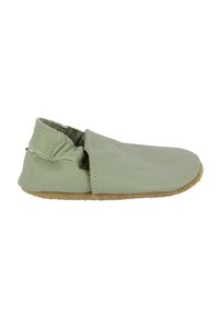 Groene leren schoen met een zachte, suede zool, voorzien van een geraffineerd enkelontwerp en minimale stikseldetails.