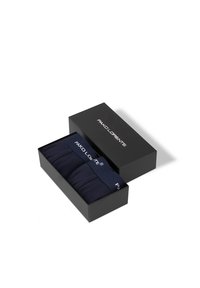 Granatowe bawełniane skarpetki pakowane w czarne prostokątne pudełko, z białym logo na elastycznym pasku. Prosty design, miękka tekstura.