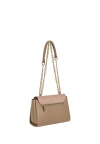 Beige leren handtas met een roze klep, ketting schouderriem, voorvak met ritssluiting en een gestructureerd ontwerp. Gladde textuur, minimale accenten.