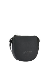 Čierna, textúrovaná kožená crossbody taška s okrúhlym tvarom, so zipsom a embosovaným logom "JOOP! JEANS" na prednej strane. Nastaviteľný popruh.