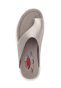 Sølv flip-flop sandal med en glat syntetisk overdel, tåstykke design, polstret sål og en hvid sål med et logo.