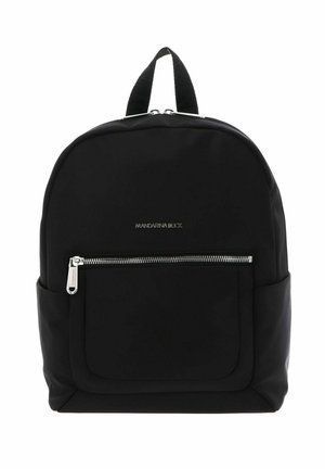 Sac à dos noir avec poche avant zippée, poches latérales, poignée supérieure et détails de fermeture éclair argentés, nom de la marque centré au-dessus de la poche.