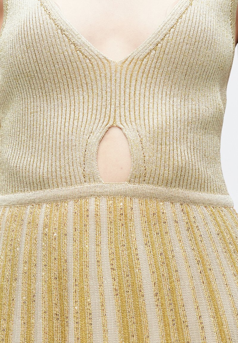 Strickkleid mit V-Ausschnitt, ausgestattet mit vertikalen goldenen und beigen Streifen, strukturiertem Stoff und einem runden Ausschnittdetail an der Taille.