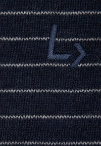 Granatowy dzianinowy materiał z białymi poziomymi paskami. Posiada haftowane logo w jaśniejszym odcieniu niebieskiego, o gładkiej strukturze.