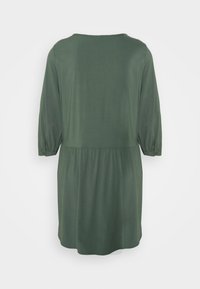 Vestido verde até ao joelho com mangas de três quartos, decote redondo e cintura franzida. Feito de um tecido suave e leve.