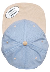 Světle modrá látková čepice s béžovou, texturovanou krempou. Obsahuje knoflík nahoře a ventilační otvory. Štítek nese nápis "Snapback".