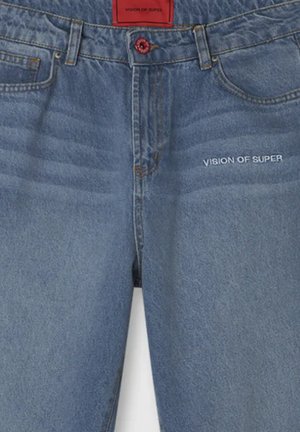 Jeans in denim blu chiaro con design a gamba dritta. Caratterizzati da un bottone rosso, ricamo "VISION OF SUPER" sulla parte anteriore e tasche tradizionali.