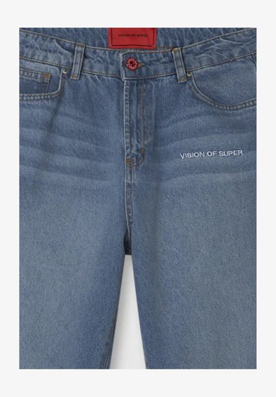 Jeans in denim blu chiaro con design a gamba dritta. Caratterizzati da un bottone rosso, ricamo "VISION OF SUPER" sulla parte anteriore e tasche tradizionali.