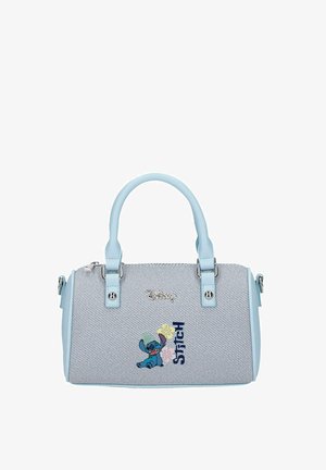 Bolso azul claro con textura de denim, que presenta un personaje divertido de Stitch, flores coloridas y el texto "Stitch" en el frente.