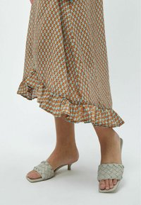 PEPPERCORN NADIALINE RUFFLE - Robe de jour - angle blue print
