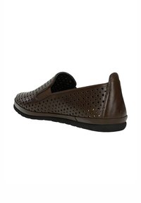 Scarpa slip-on in pelle marrone con design perforato per traspirabilità, punta arrotondata e suola in gomma nera con tacco basso.