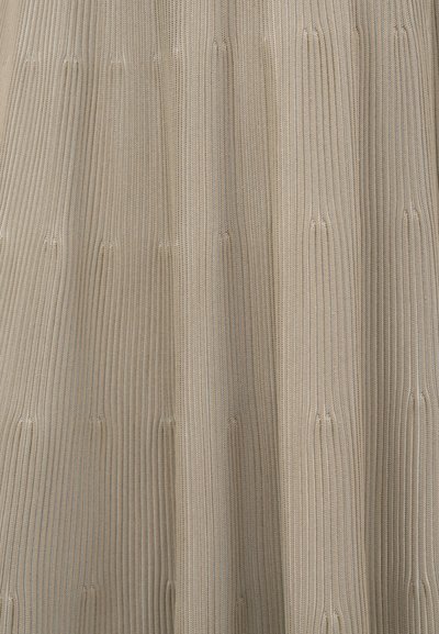 Μπεζ ραβδωτό ύφασμα με διακριτικές κάθετες ρίγες και ελαφρώς ανάγλυφη υφή. Μαλακό, ελαστικό υλικό με ομαλή επιφάνεια.