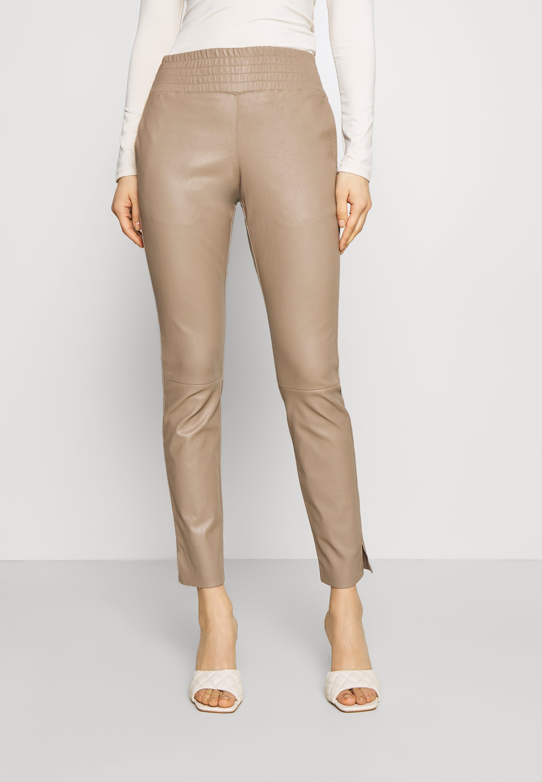 Ibana COLETTE - Leren broek - taupe/Taupe - Zalando.be