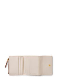 Beige Leder Dreifach-Brieftasche mit sechs Kartenfächern, einem Druckknopfverschluss und einem Reißverschluss-Münzfach mit einem braunen Ziehlasche.