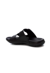 Sandalia negra de deslizar con punta redondeada, lados abiertos, plantilla acolchada y suela de goma texturizada. Fabricada en material sintético, con acentos recortados.