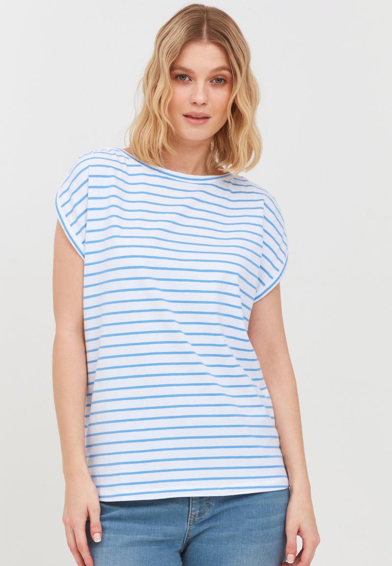 Stribet T-shirt med lyseblå striber på en hvid baggrund, korte ærmer, rund halsudskæring og blødt bomuldsstof.