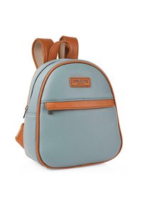 Mochila de piel azul claro con detalles marrones, forma redondeada, acabado texturizado, bolsillo delantero con cremallera y etiqueta de marca.