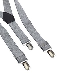 Grå tygselar med metallklipp, med en central accent av svart läder och en texturerad yta för ökad grepp och stöd.