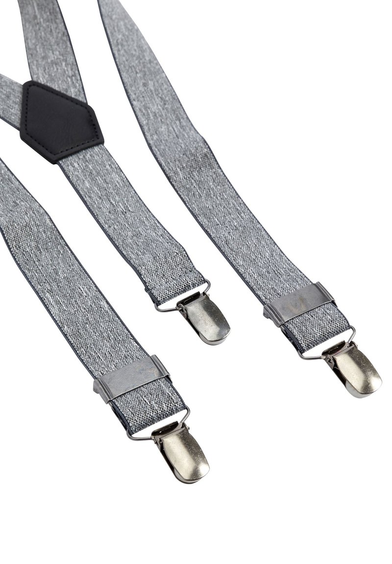 Grå tygselar med metallklipp, med en central accent av svart läder och en texturerad yta för ökad grepp och stöd.