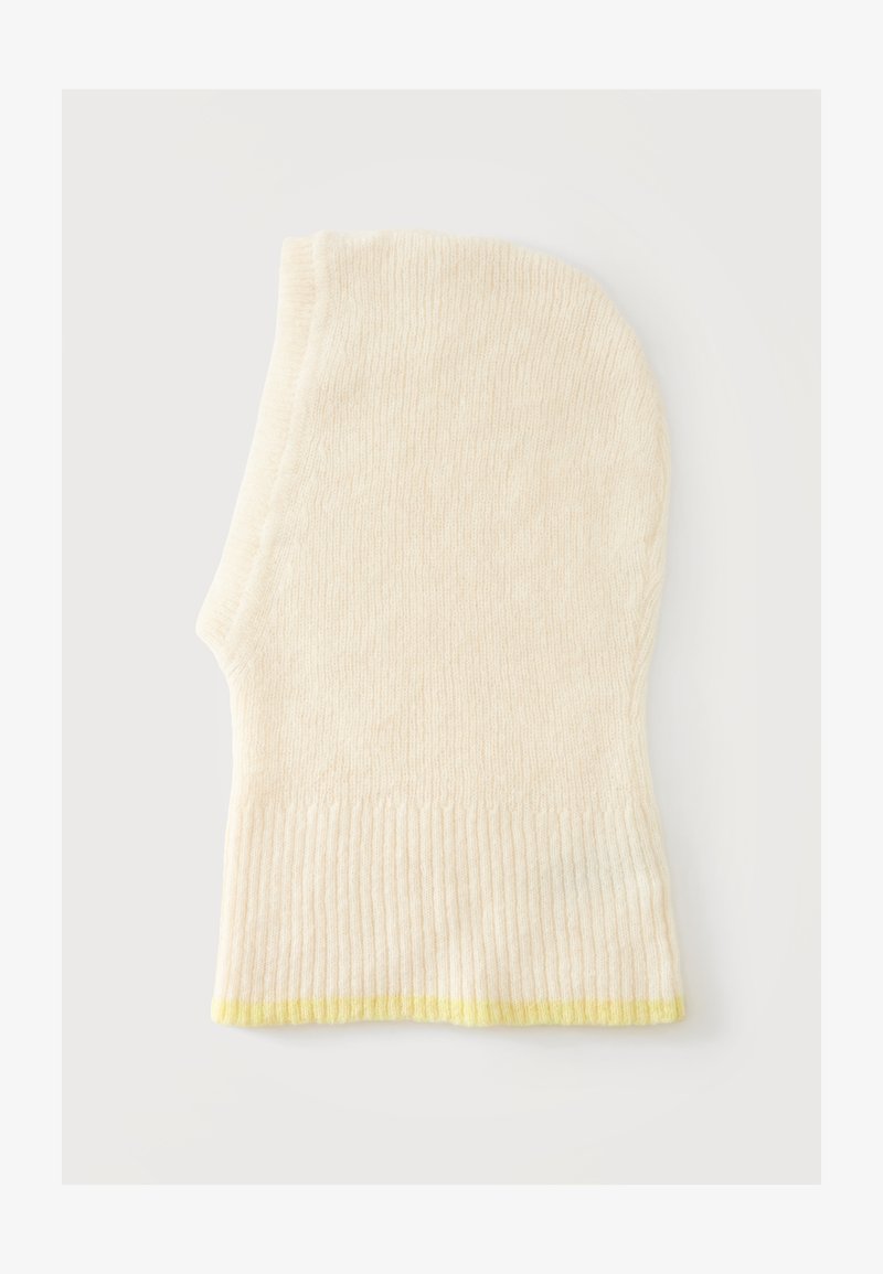 Cagoule tricotée couleur crème avec bordure côtelée et légère bordure jaune en bas, déposée à plat sur une surface blanche.