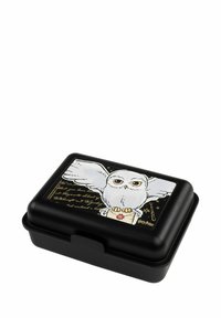 Porta pranzo nero con grafica di un gufo bianco con ali spiegate che tiene una lettera, arricchito da testo dorato e stelle.