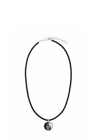 Collana nera intrecciata con un pendente rotondo in argento, caratterizzato da un design di scorpione in bianco e nero. Catena regolabile con chiusura a gancio.
