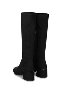 Botas altas de ante negras hasta la rodilla, con puntera redonda, tacones gruesos y cremalleras laterales; textura suave con costuras mínimas.