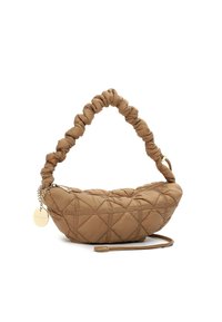 Sac à main brun matelassé avec une forme arrondie, présentant une bandoulière torsadée et une fermeture éclair. Quincaillerie argentée avec une étiquette circulaire.