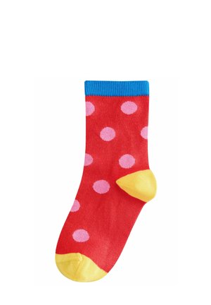 Rode sok met roze stippen, blauwe geribbelde boord en gele hak en teen. Gemaakt van zacht materiaal, met een standaard enkel lengte ontwerp.
