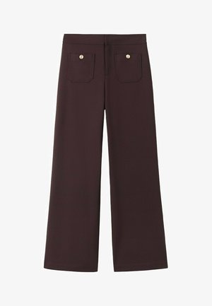 Ciemnobrązowe spodnie z szerokimi nogawkami, z dwoma naszywanymi kieszeniami z tyłu, każda zapinana na pojedynczy metalowy guzik, widoczne z tyłu.