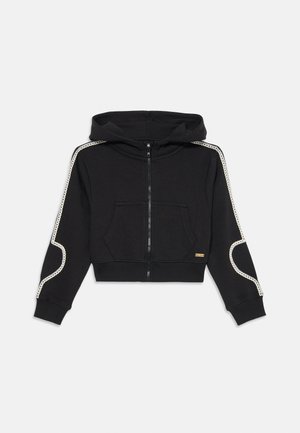 Hoodie noir court avec fermeture éclair à l'avant, doté d'une capuche, de deux poches avant et de détails texturés blancs le long des manches.