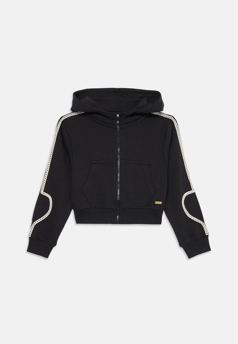 Melna īsa kapuce ar priekšējo rāvējslēdzēju, ar kapuci, divām priekšējām kabatām un baltu teksturētu detaļu gar piedurknēm.