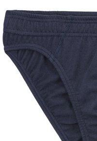 Marineblaues Baumwollslip mit glatter Textur, elastischem Bund und sichtbaren Nähten an den Kanten.
