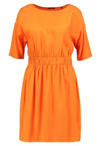 Kortärmad orange klänning med rund halsringning och elastisk midja. Slätt tyg med avslappnad passform och knälång nederkant.