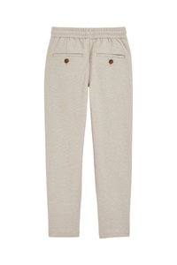 Beidzīgas adītas bikses ar elastīgu jostasvietu, divām aizmugurējām kabatām ar apaļām brūnām pogām, sašaurināta kāju dizains un gluda tekstūra.