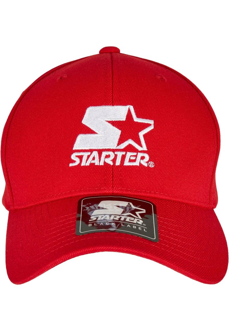 Piros baseball sapka fehér hímzett "S" és "STARTER" felirattal. Szerkezete struktúrált, lapos karimával rendelkezik. Fekete címke matrica található rajta.