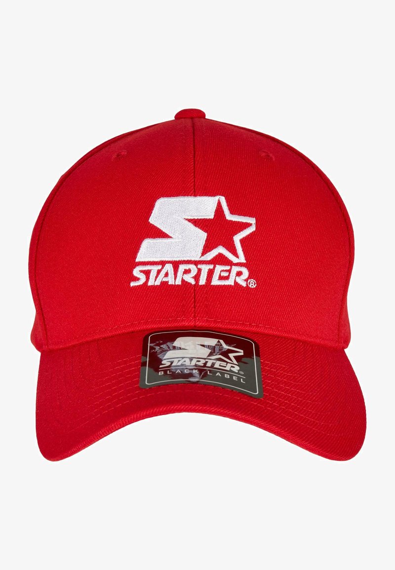 Rote Baseballmütze mit weißem, gesticktem "S" und "STARTER"-Text. Verfügt über ein strukturiertes Design und einen flachen Schirm. Inklusive eines schwarzen Aufklebers.