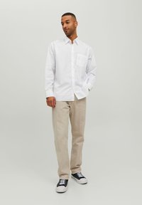 Jack & Jones JORBILL OVERSIZE UNISEX - Camisa - bright white