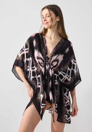 Svart och rosa tie-dye kimono-inspirerad överdel med djup V-ringning, korta ärmar, dragsko i midjan och flödande tyg.